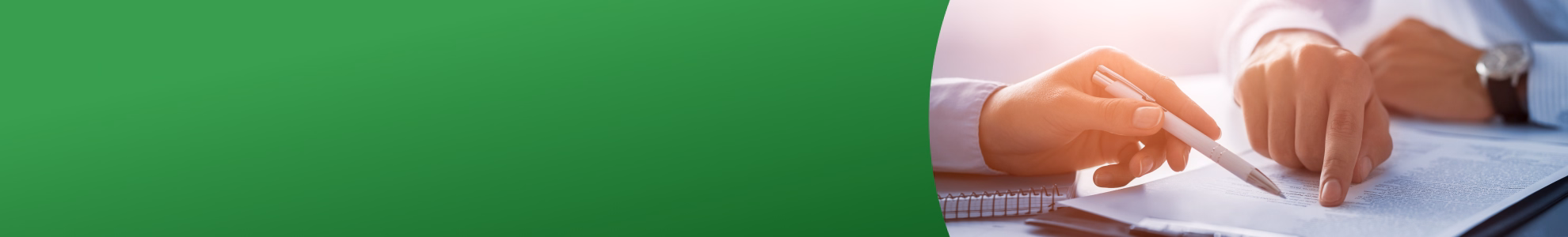 Automašīna, dažāda sadzīves tehnika un dāvanas simbolizē pirkumus, ko var finansēt ar kredītu.