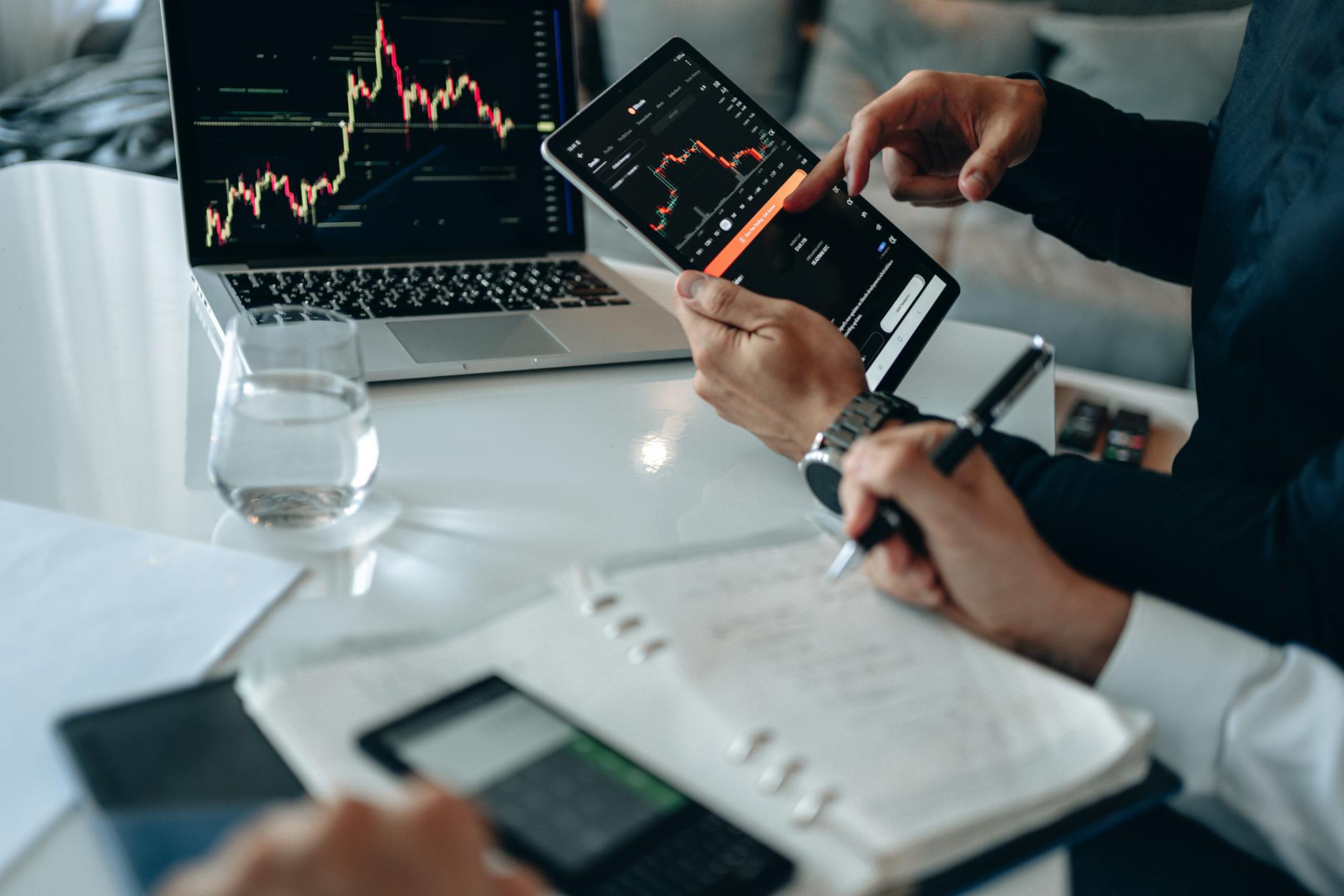 Foto ilustrācija par tēmu: Finanšu tendences un to ietekme uz ikdienu