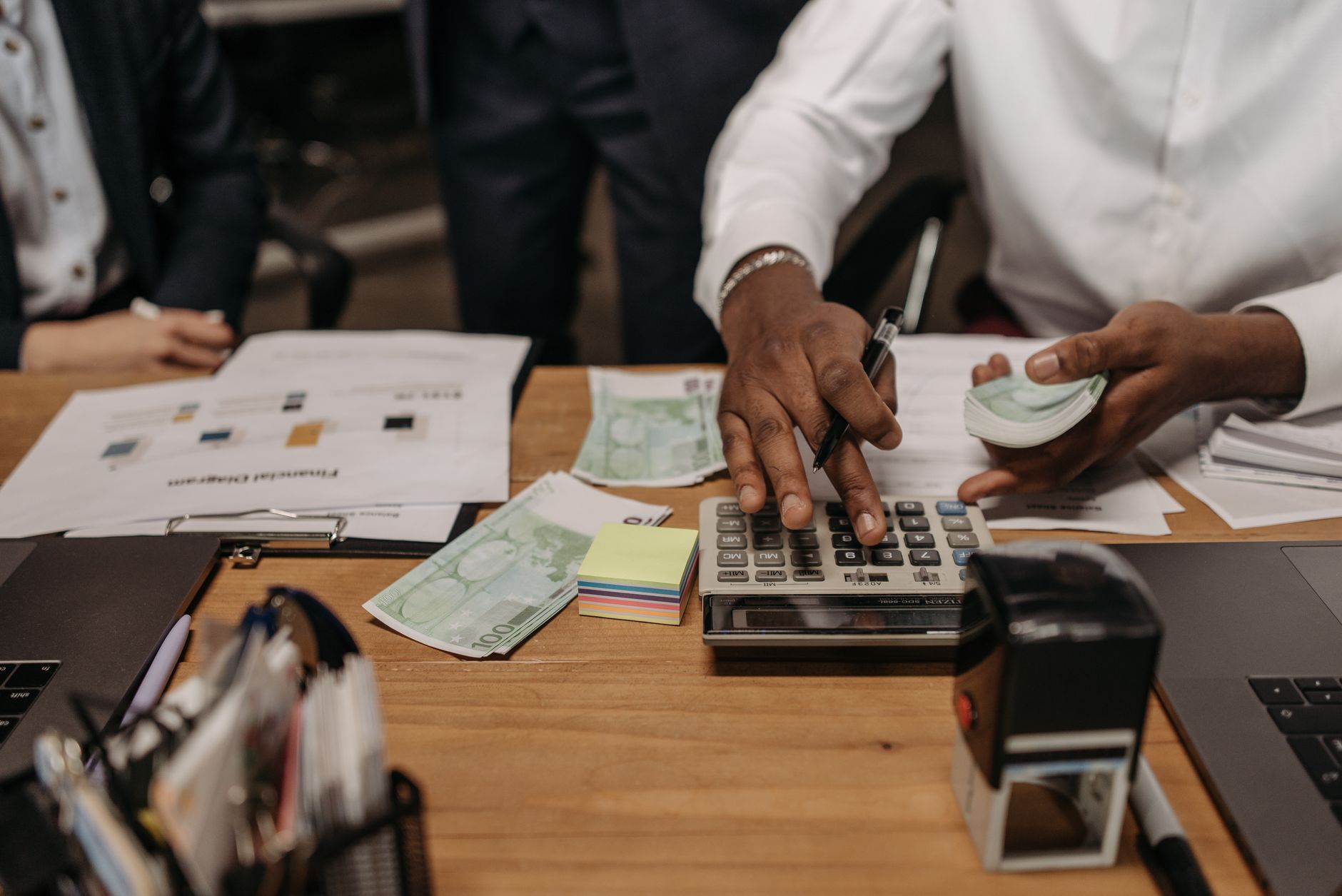 Foto ilustrācija par tēmu: Finanšu mīti, kas kavē gudru naudas pārvaldību